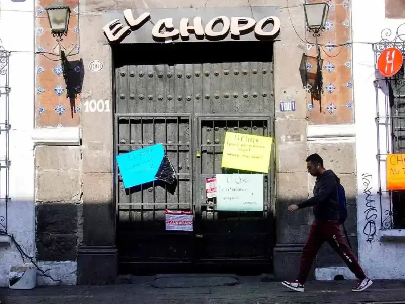 Clientes de bar “El Chopo” en Puebla se manifiestan para exigir su reapertura