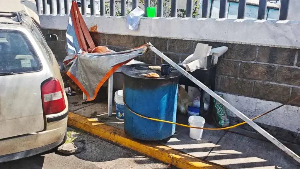 Conductor chocó contra puesto de comida y provoca fuga de gas en San Miguel, Puebla
