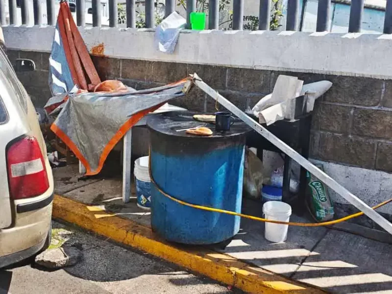 Conductor chocó contra puesto de comida y provoca fuga de gas en San Miguel, Puebla