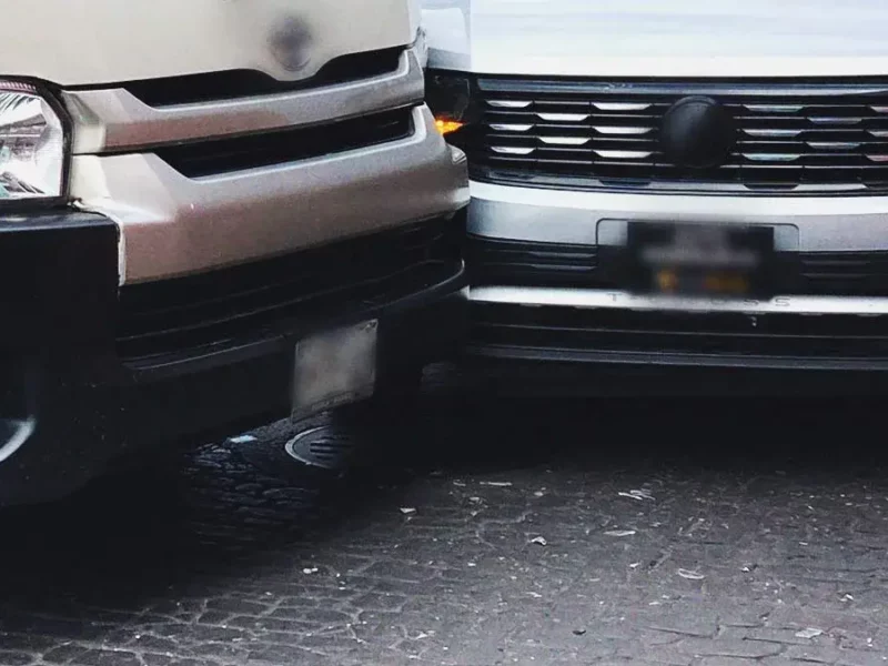 Choque entre transporte público y automóvil deja tres heridos en Chignautla