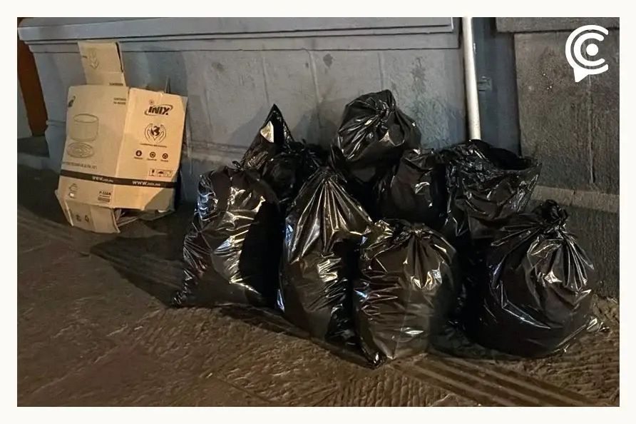 Vendedores ambulantes inundan con basura calles del Centro Histórico de Puebla