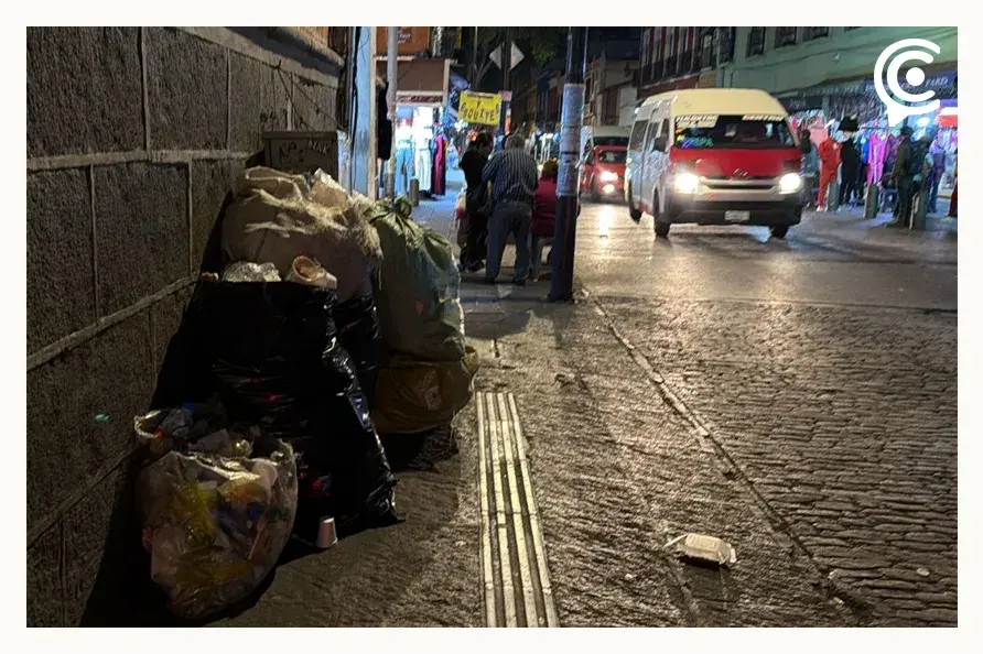 Vendedores ambulantes inundan con basura calles del Centro Histórico de Puebla