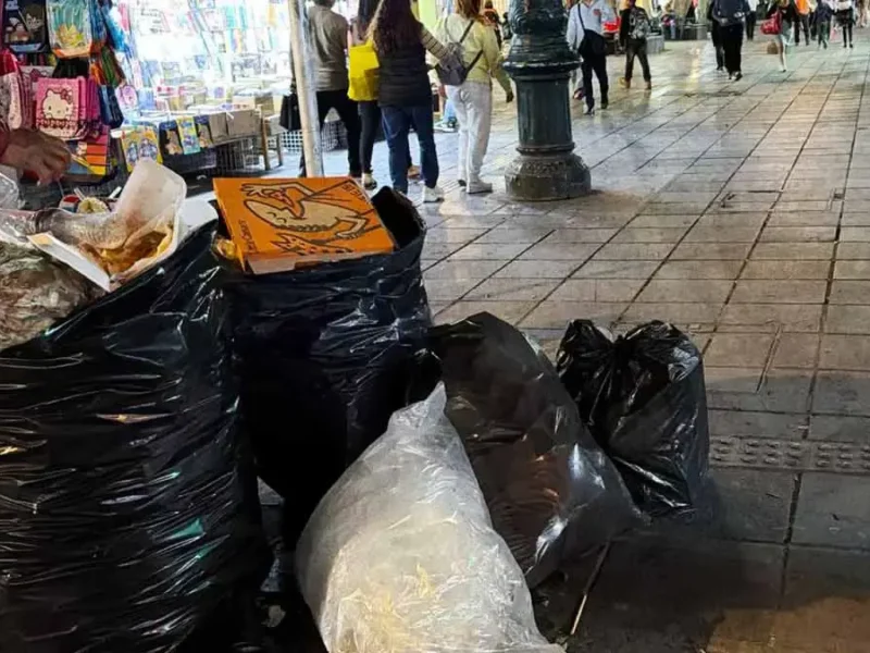 Vendedores ambulantes inundan con basura calles del Centro Histórico de Puebla
