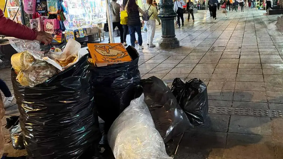 Vendedores ambulantes inundan con basura calles del Centro Histórico de Puebla
