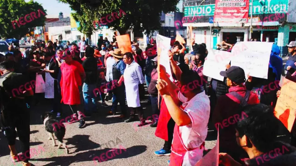 Fiscalía de Puebla realiza tercer cateo en el Mercado Morelos; comerciantes se manifiestan