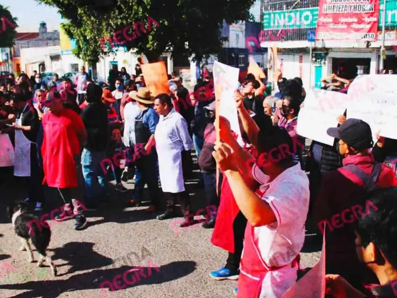 Fiscalía de Puebla realiza tercer cateo en el Mercado Morelos; comerciantes se manifiestan