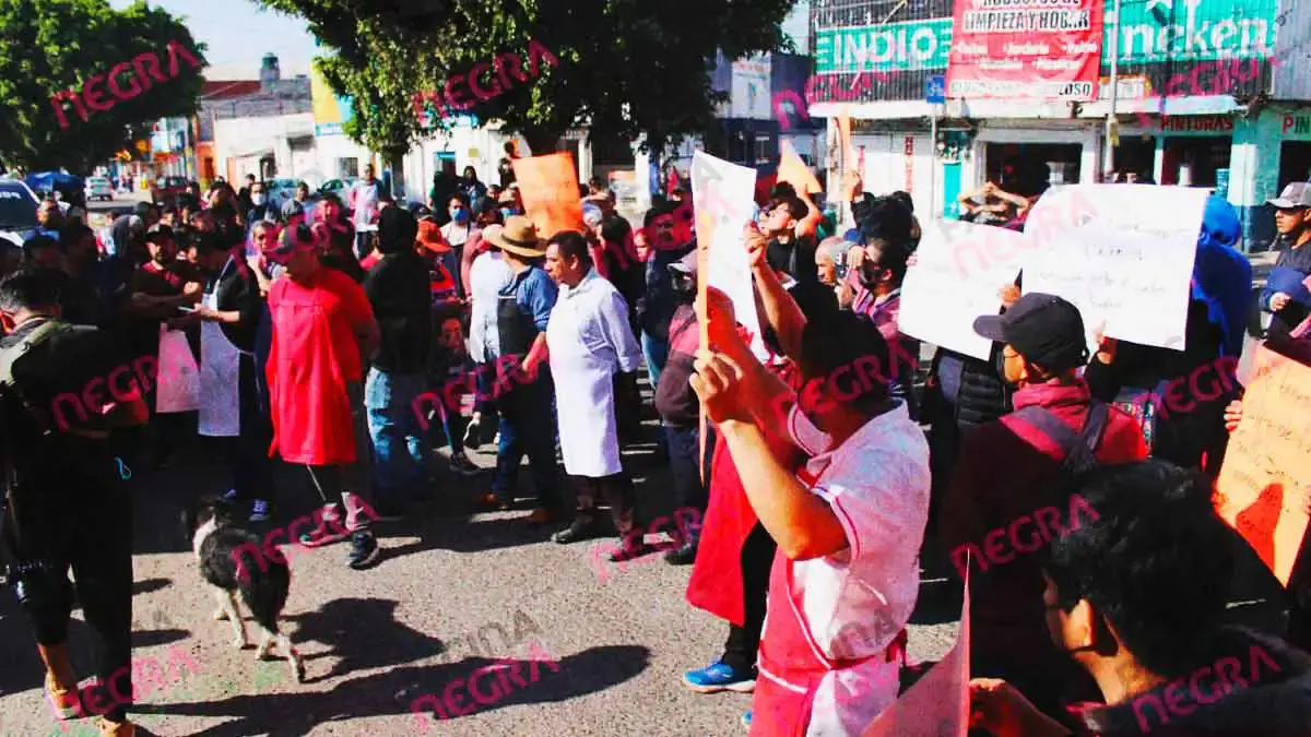 Fiscalía de Puebla realiza tercer cateo en el Mercado Morelos; comerciantes se manifiestan