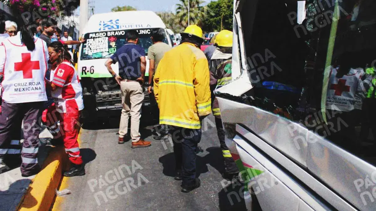 Choque de combis de la Ruta 6 deja 12 lesionados en la Calzada Zaragoza, Puebla