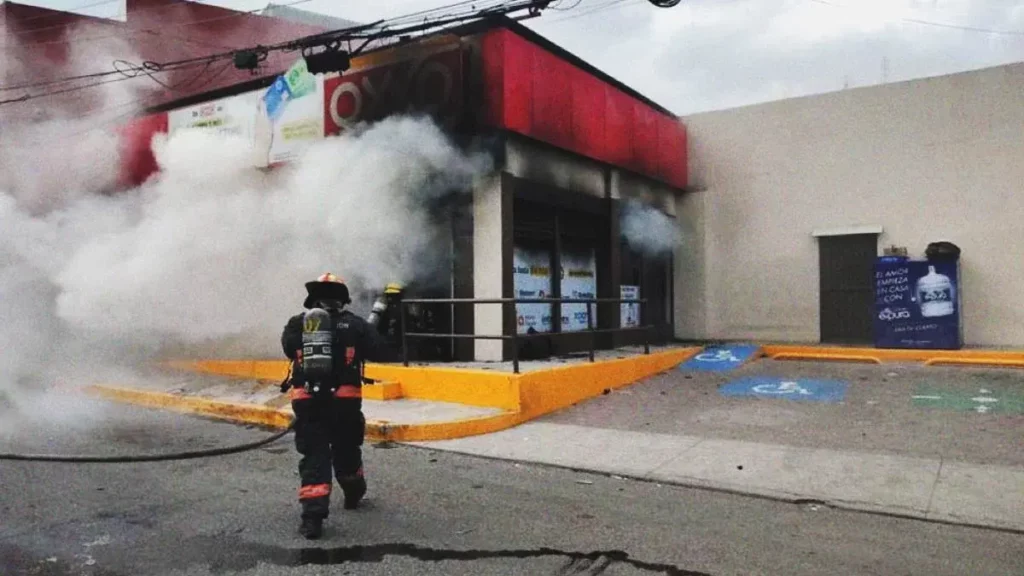 Reportan narcobloqueos del CJNG en autopistas de Puebla; queman Oxxos y un Banco del Bienestar