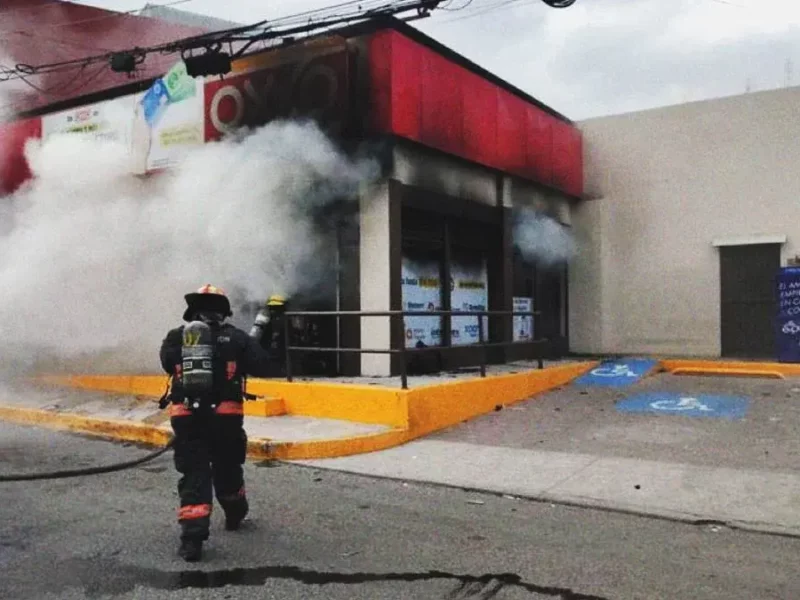 Reportan narcobloqueos del CJNG en autopistas de Puebla; queman Oxxos y un Banco del Bienestar