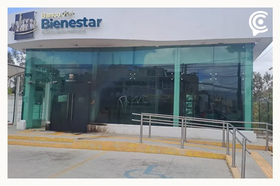 Reportan narcobloqueos del CJNG en autopistas de Puebla; queman Oxxos y un Banco del Bienestar