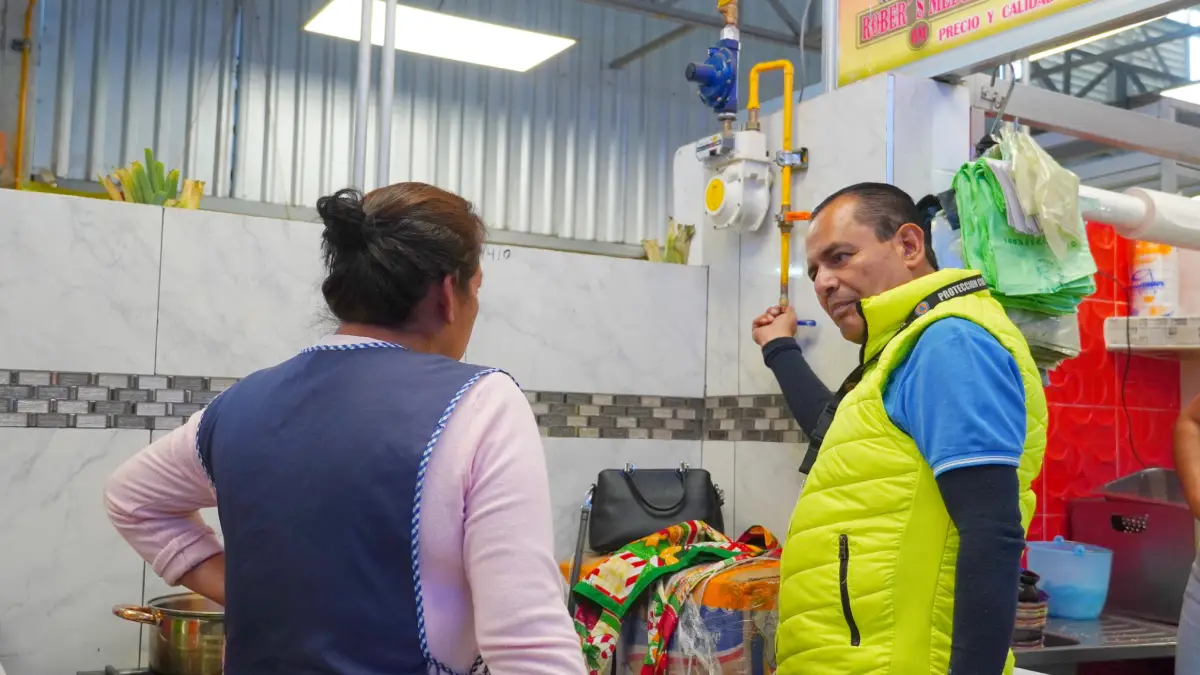 Protección Civil de Texmelucan refuerza medidas preventivas en Mercado Domingo Arenas