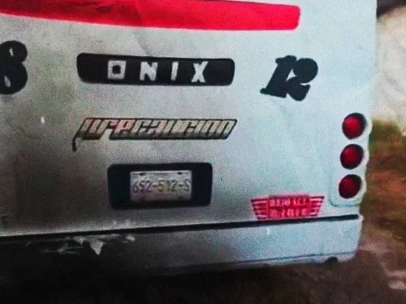 Hombres encapuchados incendiaron Ruta 18 con bombas molotov en Flor del Bosque, Puebla