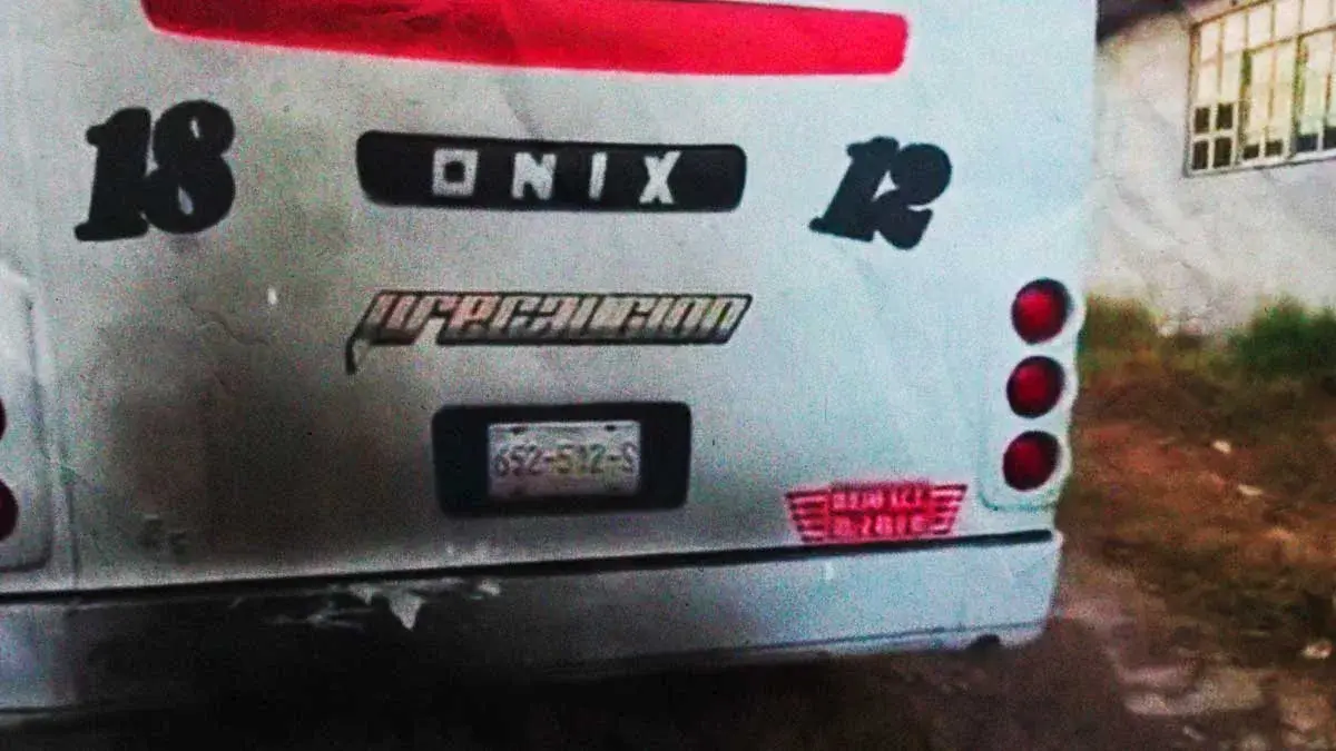 Hombres encapuchados incendiaron Ruta 18 con bombas molotov en Flor del Bosque, Puebla