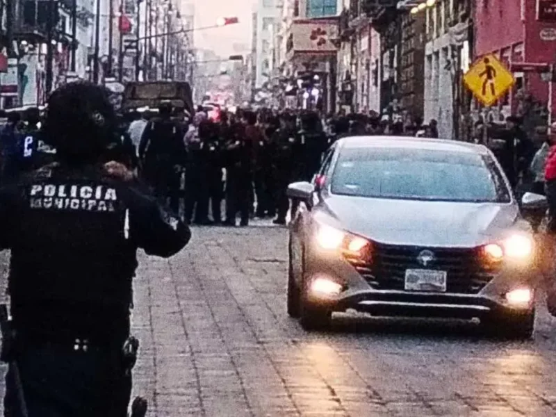 Ayuntamiento de Puebla evita instalación de agrupación de ambulantes en Centro Histórico; desatan caos
