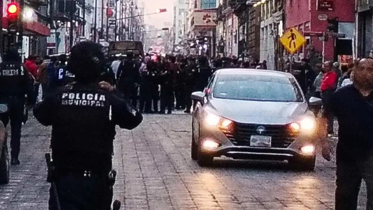 Ayuntamiento de Puebla evita instalación de agrupación de ambulantes en Centro Histórico; desatan caos