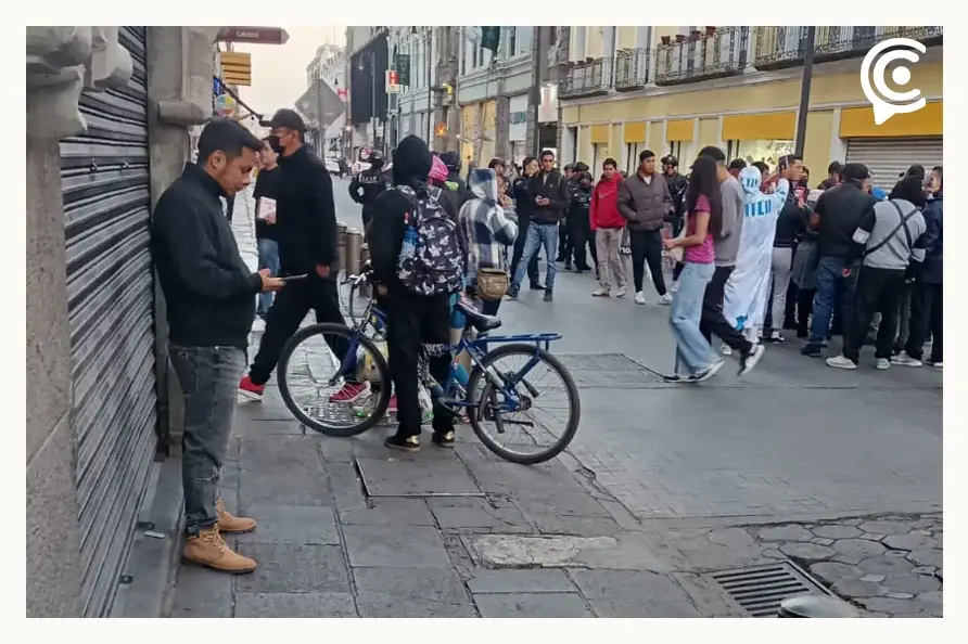 Ayuntamiento de Puebla evita instalación de agrupación de ambulantes en Centro Histórico; desatan caos