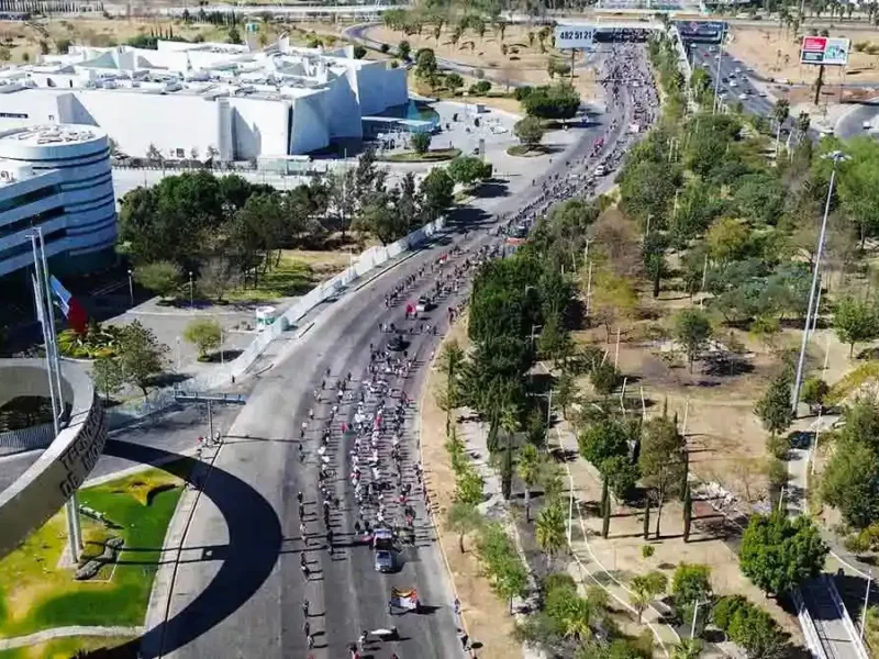 UPVA 28 de Octubre paraliza Vía Atlixcáyotl; reclama operación de su flotilla de taxis pirata