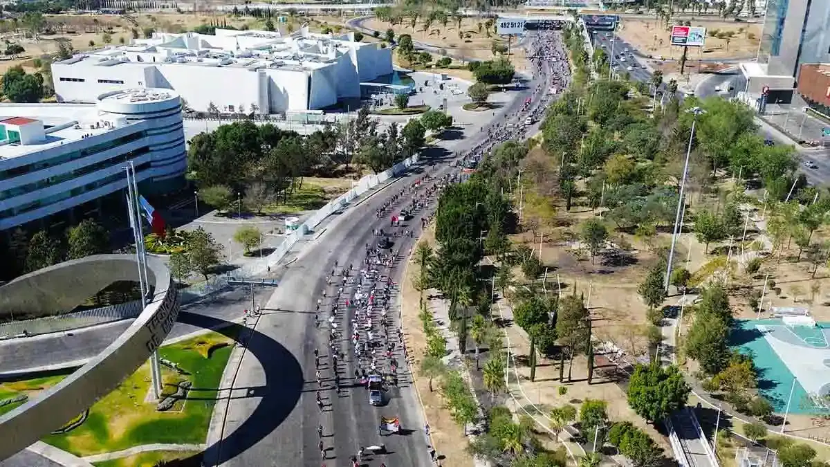 UPVA 28 de Octubre paraliza Vía Atlixcáyotl; reclama operación de su flotilla de taxis pirata
