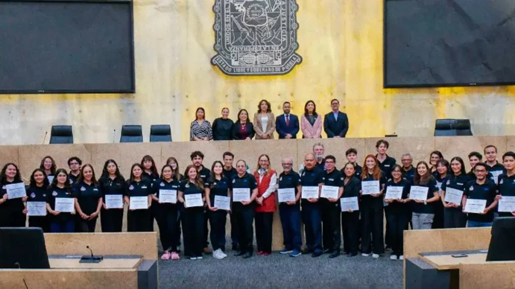 Nanosatélite Upaep monitoreará el volcán Popocatépetl; alumnos y profesores reciben premio del Congreso de Puebla