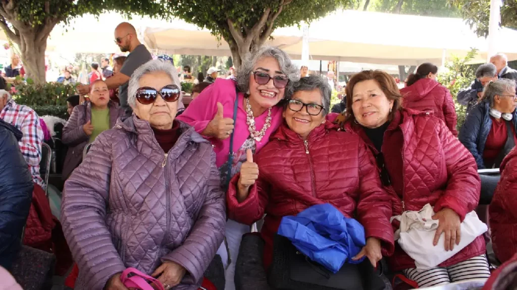 Con respaldo de Ceci Arellano, Lupita Fernández encabeza la entrega de chamarras y cobijas en San Pedro Cholula