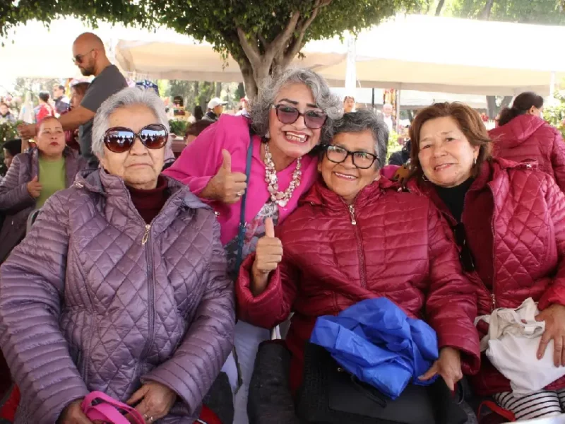 Con respaldo de Ceci Arellano, Lupita Fernández encabeza la entrega de chamarras y cobijas en San Pedro Cholula