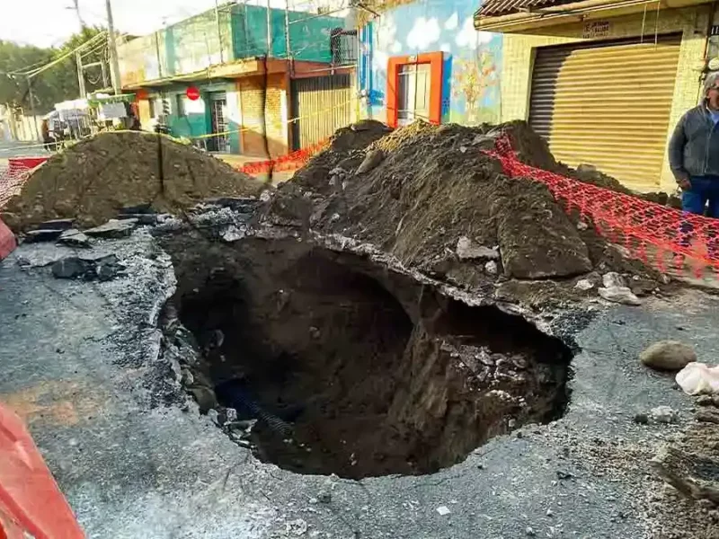 Socavón en la colonia 20 de Noviembre provoca alarma entre vecinos; Agua de Puebla interviene