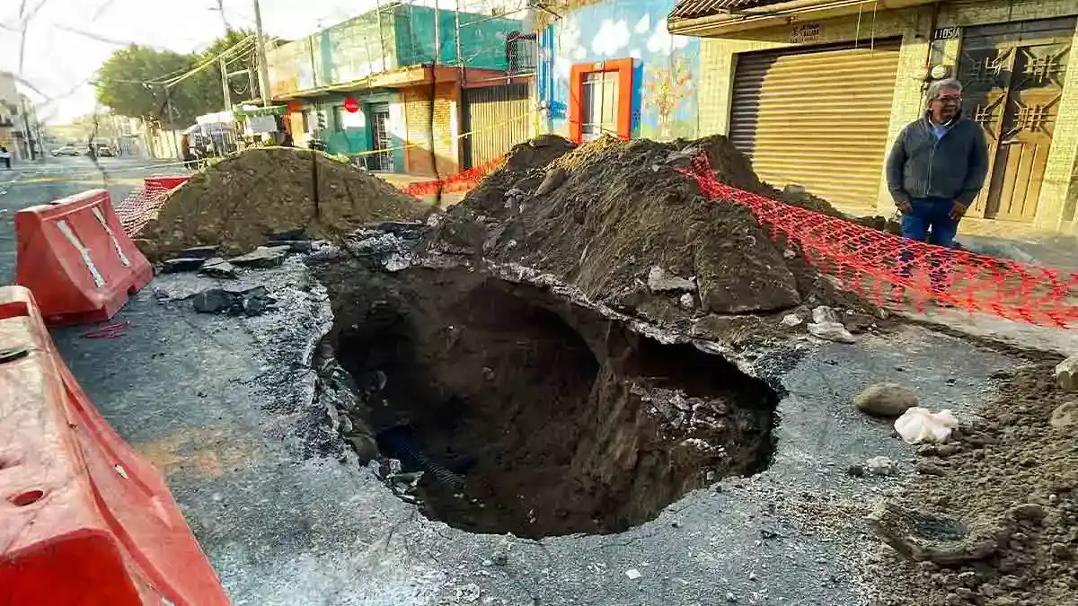 Socavón en la colonia 20 de Noviembre provoca alarma entre vecinos; Agua de Puebla interviene