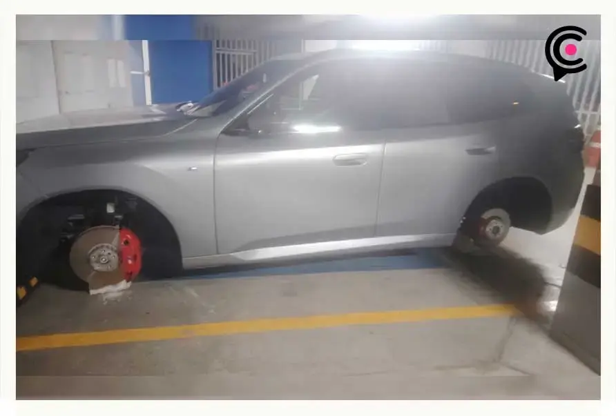 Roban las llantas a camioneta BMW en estacionamiento de Acuática Nelson Vargas en Puebla 