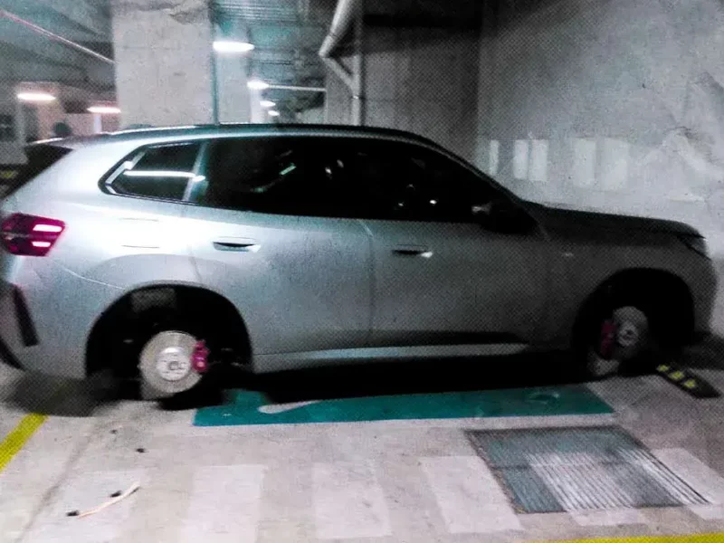 Roban las llantas a camioneta BMW en estacionamiento de Acuática Nelson Vargas en Puebla 