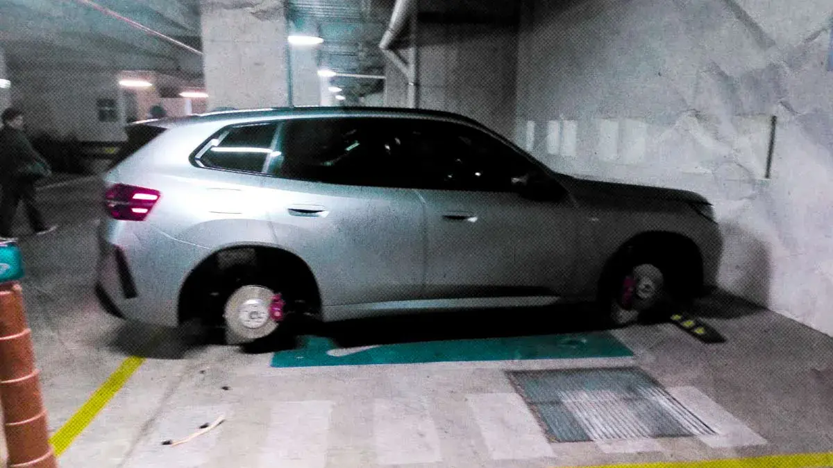 Roban las llantas a camioneta BMW en estacionamiento de Acuática Nelson Vargas en Puebla 