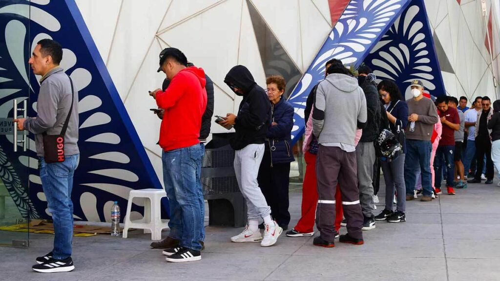 Palenque de la Feria de Puebla 2026; caos por boletos, largas filas y caída de la web