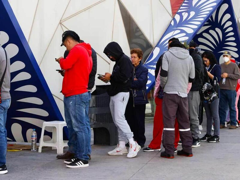 Palenque de la Feria de Puebla 2026; caos por boletos, largas filas y caída de la web