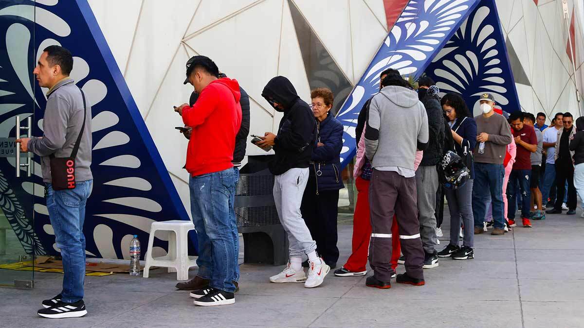 Palenque de la Feria de Puebla 2026; caos por boletos, largas filas y caída de la web