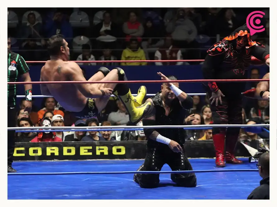 Alberto del Río encabezó función especial en Puebla ante figuras de la lucha libre