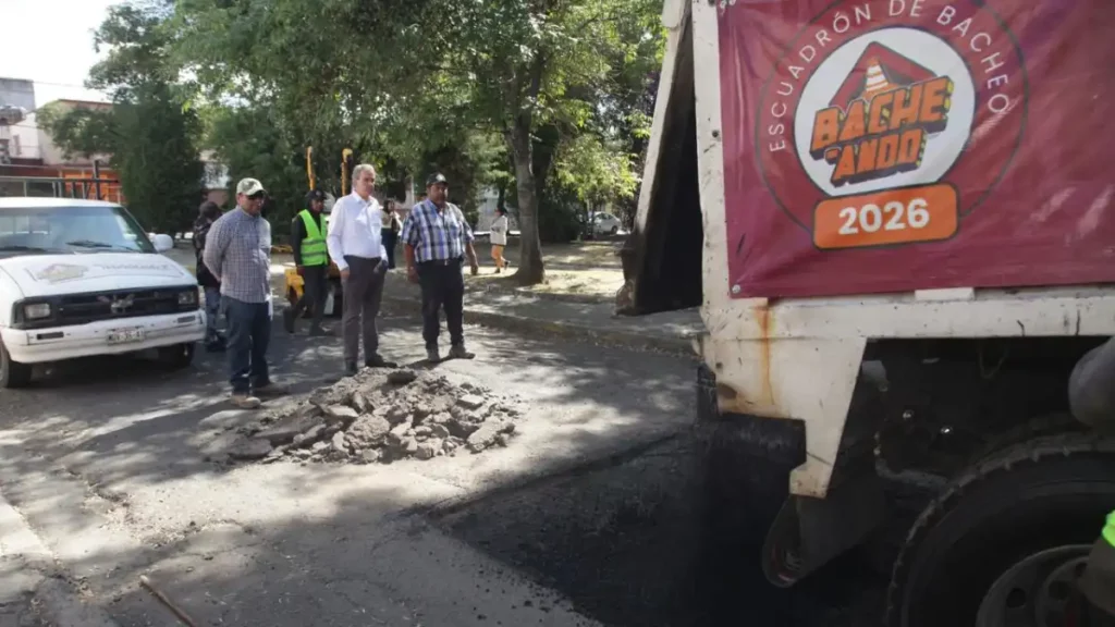 Supervisa Pepe Chedraui cuadrillas de bacheo en El Carmen