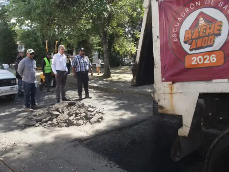 Supervisa Pepe Chedraui cuadrillas de bacheo en El Carmen