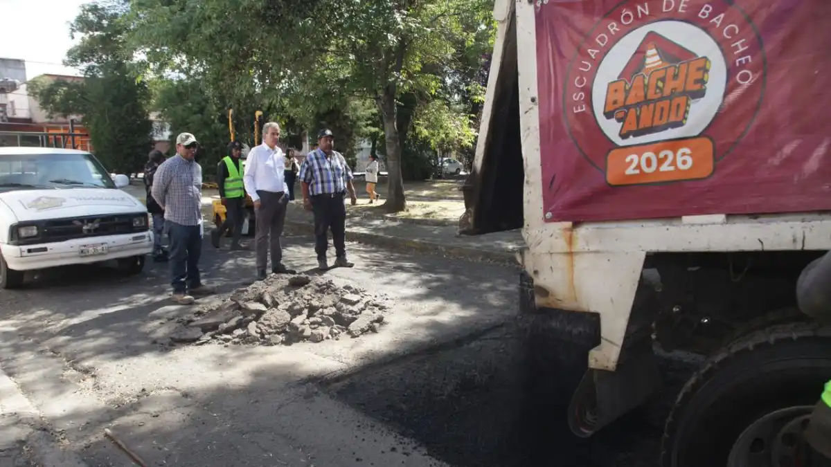 Supervisa Pepe Chedraui cuadrillas de bacheo en El Carmen