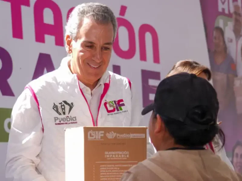 Pepe Chedraui y MariElise Budib recorren la capital entregando apoyos alimentarios a las familias poblanas