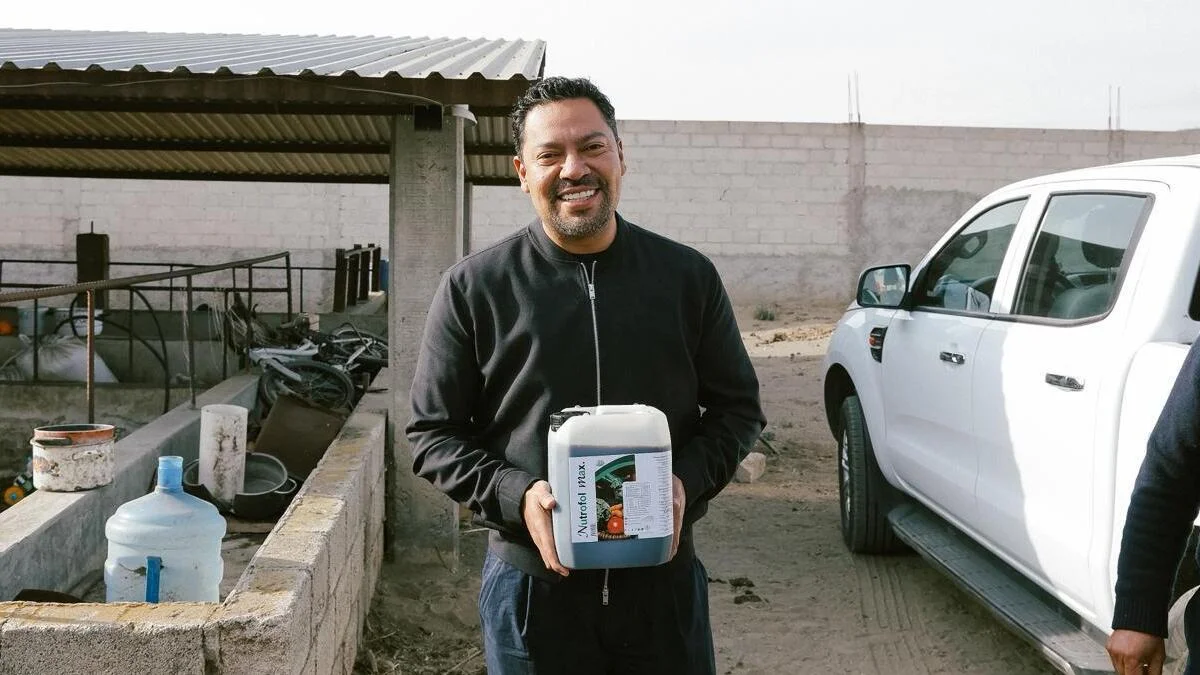 Andrés Villegas entrega fertilizante orgánico a productores de Ciudad Serdán