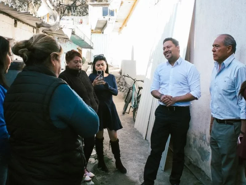 Andrés Villegas entrega de pintura y láminas en el Barrio de Guadalupe de Ciudad Serdán 