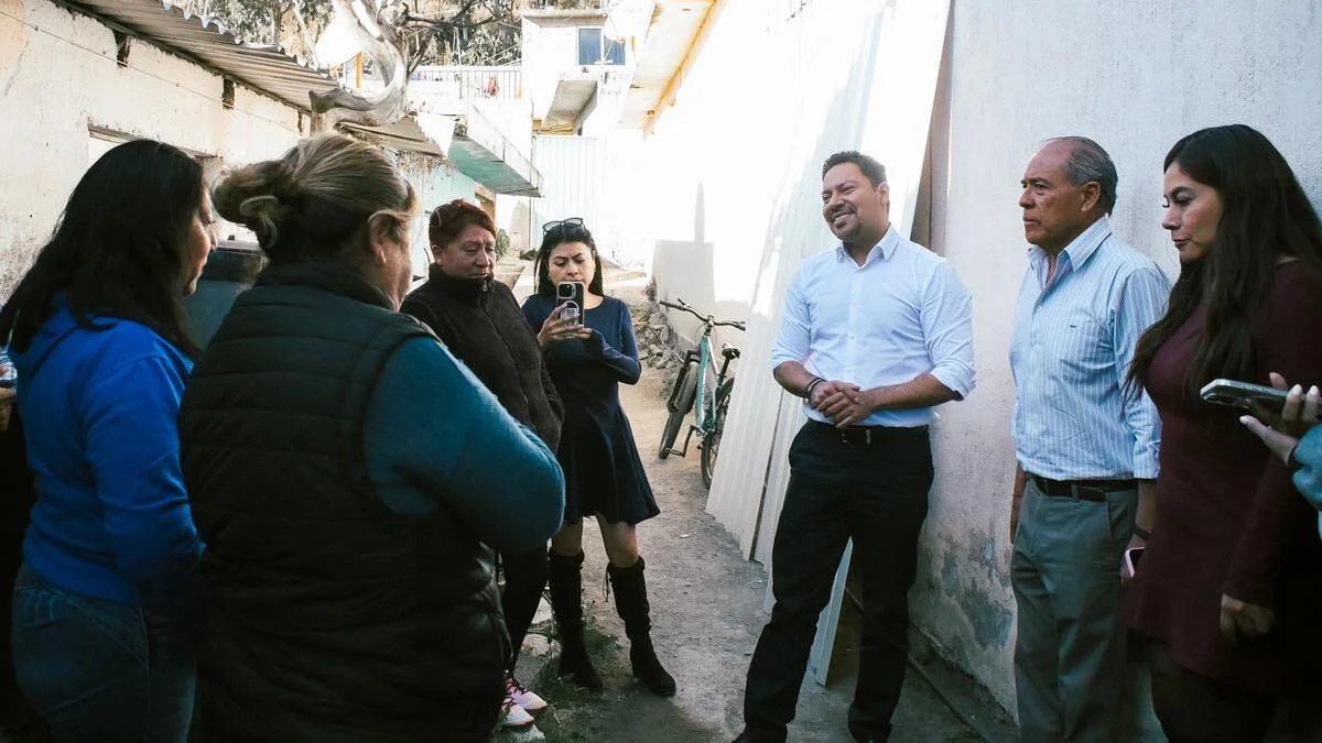 Andrés Villegas entrega de pintura y láminas en el Barrio de Guadalupe de Ciudad Serdán 