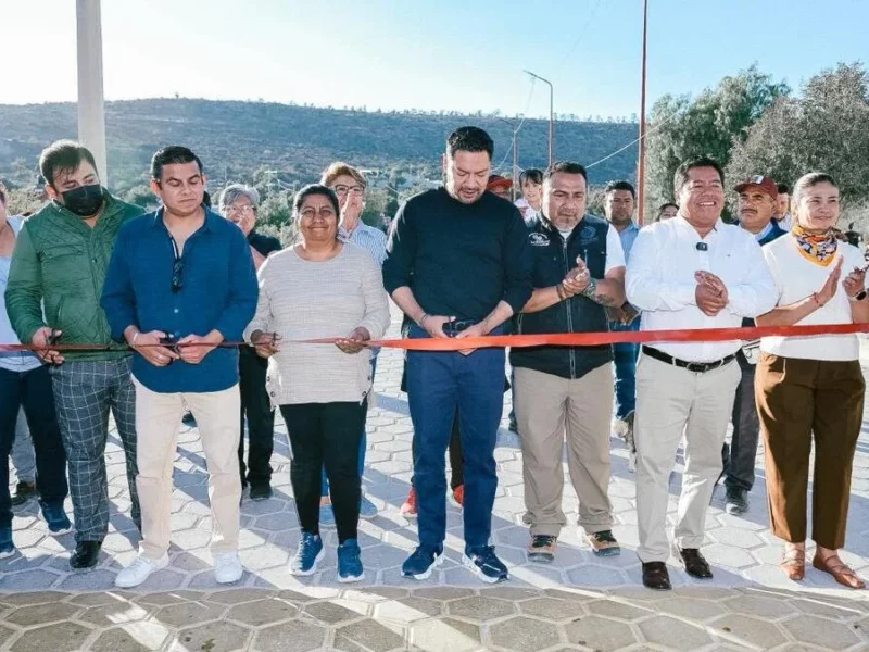 Andrés Villegas acompaña al edil de Tecamachalco a la entrega de patrullas y obra comunitaria