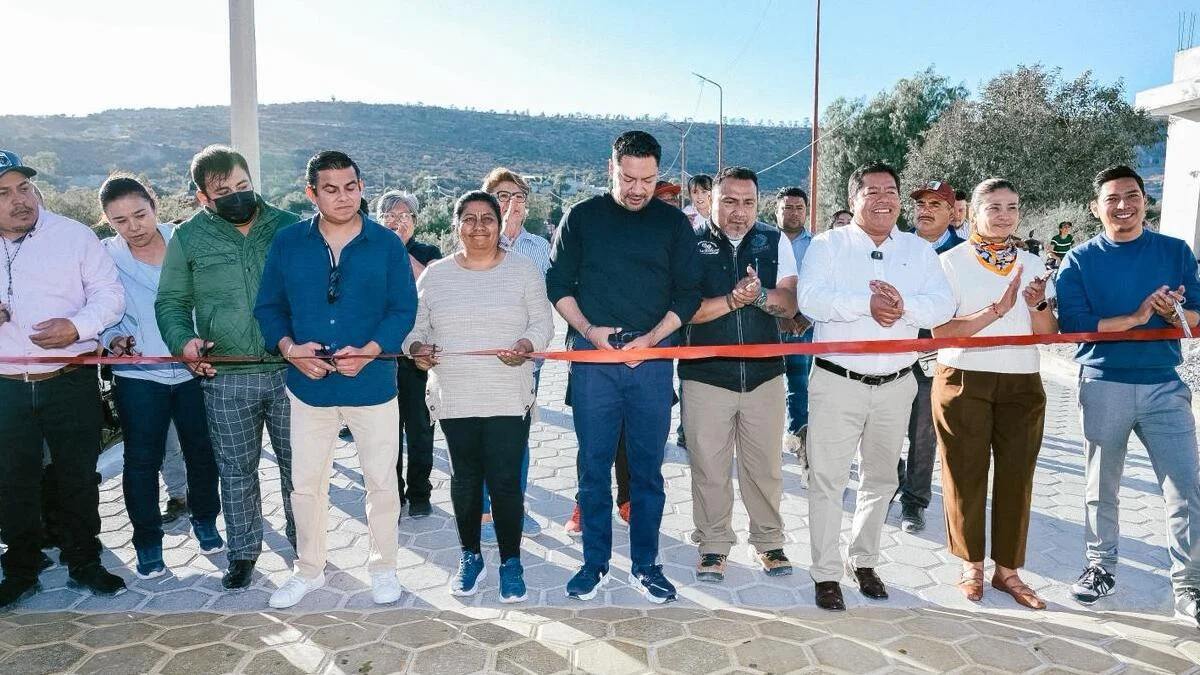 Andrés Villegas acompaña al edil de Tecamachalco a la entrega de patrullas y obra comunitaria