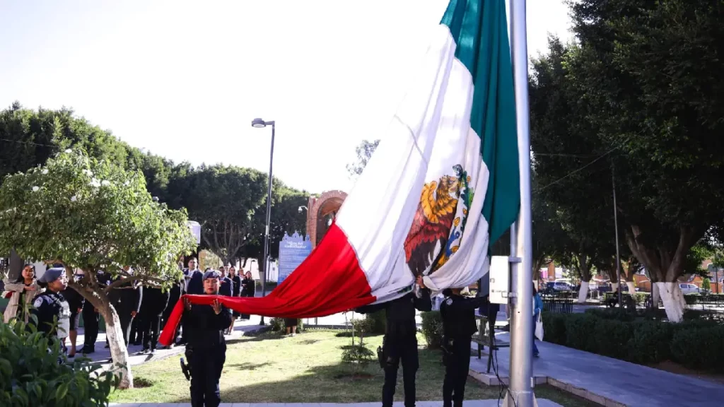Encabeza Lupita Cuautle conmemoración del Día de la Bandera en San Andrés Cholula