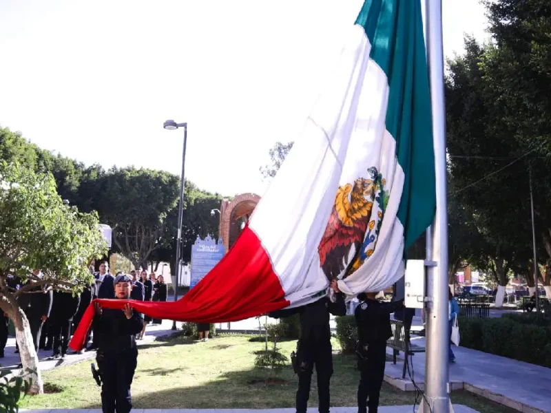 Encabeza Lupita Cuautle conmemoración del Día de la Bandera en San Andrés Cholula