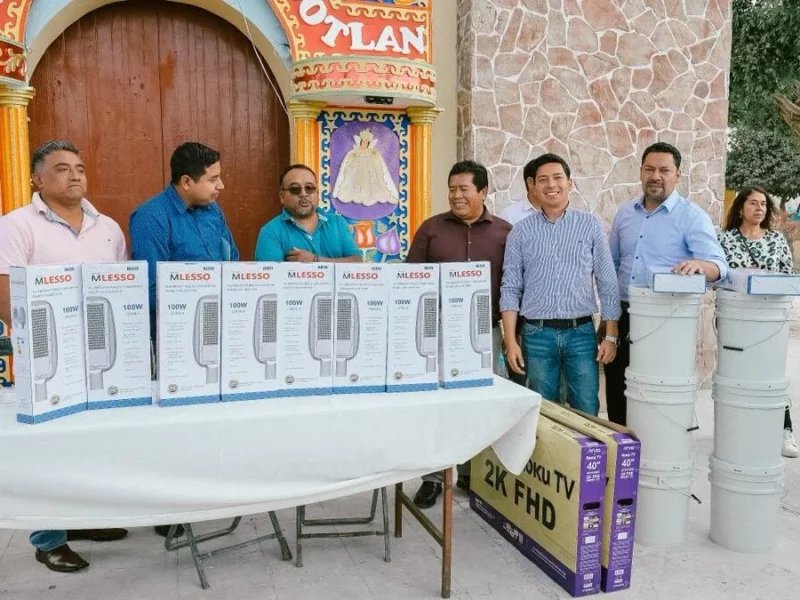 Andrés Villegas entrega apoyos al barrio de San Juan, Tecamachalco