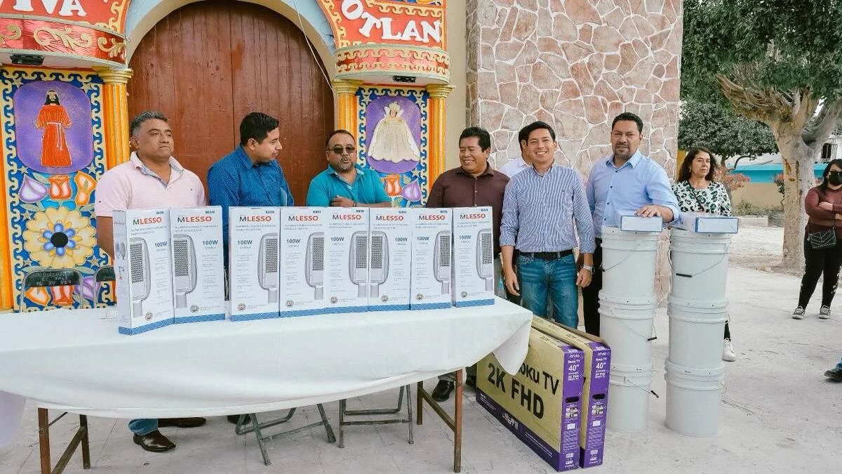 Andrés Villegas entrega apoyos al barrio de San Juan, Tecamachalco