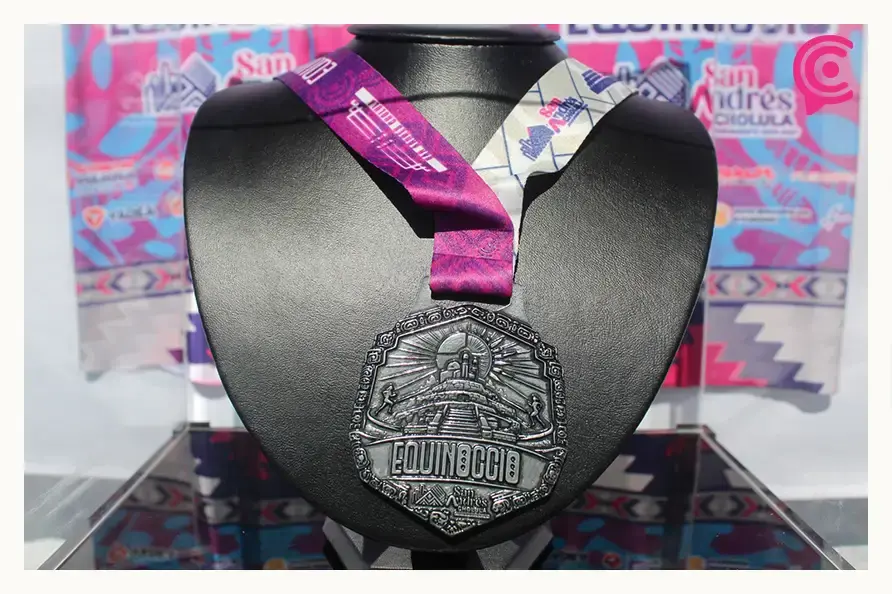 Presentan medalla y playera del Medio Maratón Equinoccio San Andrés Cholula 2026
