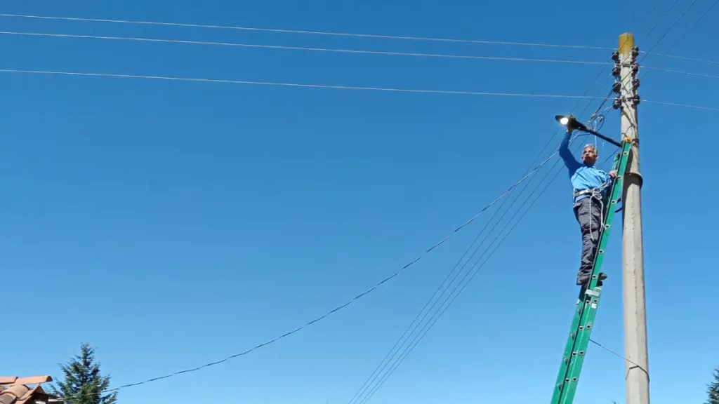 El Programa Zacatlán Iluminado avanza: colocan línea nueva de alumbrado público en El Vivero
